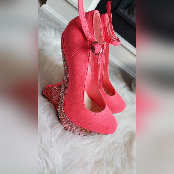 Unique Woman Heels - Picture 5 of 7